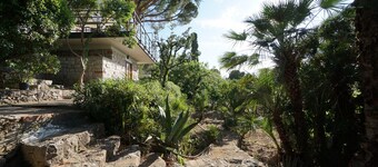 Burdi House Apartment Surrounded by Greenery and Tranquility Near the sea