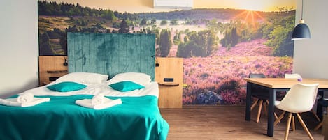 Un dormitorio con una cama, un escritorio y una silla.