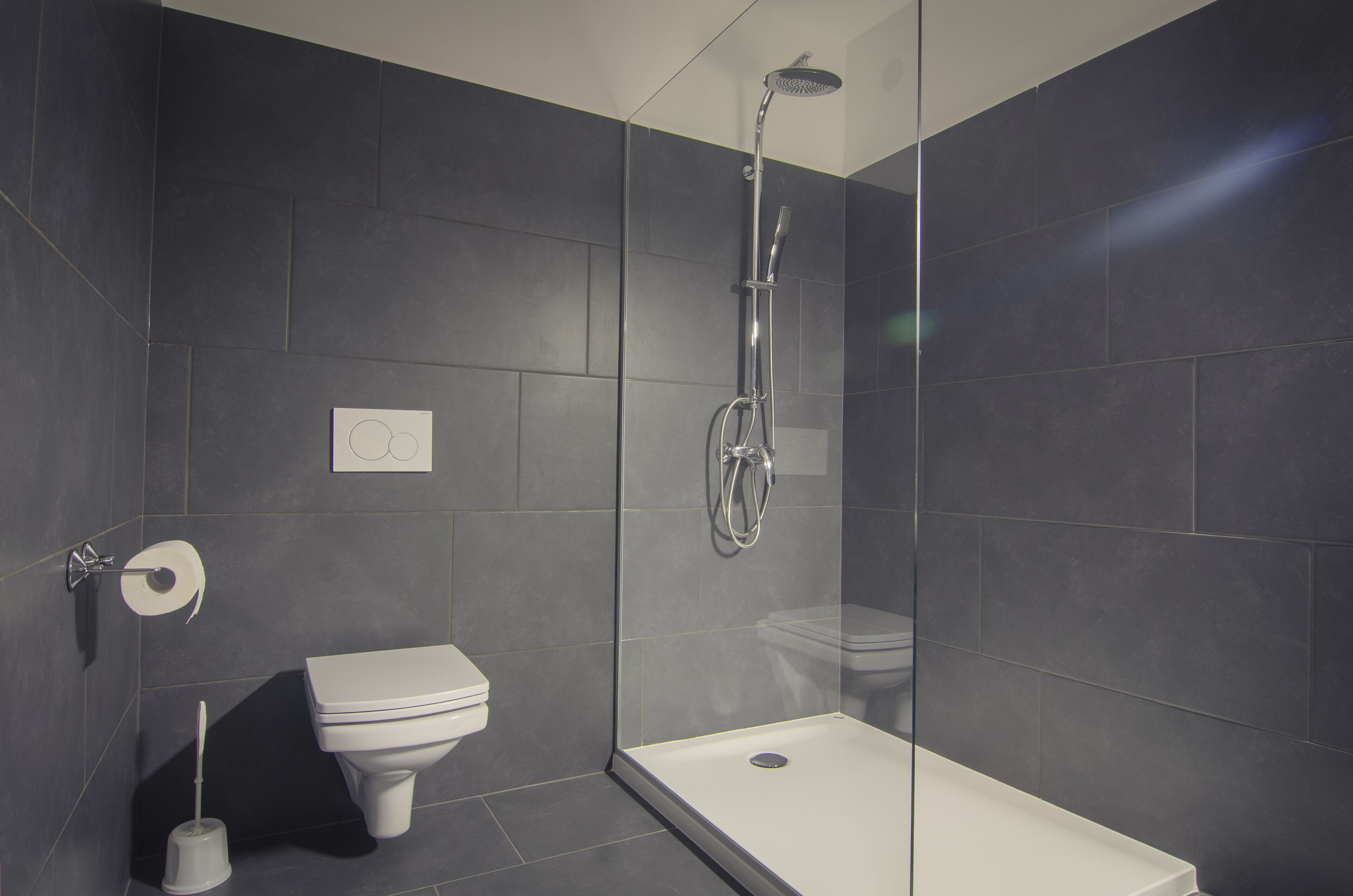 Douche, sèche-cheveux, savon, shampoing