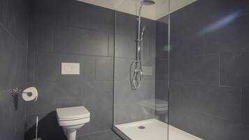 Douche, sèche-cheveux, savon, shampoing