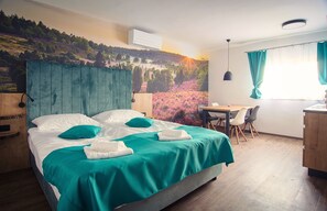 1 bedroom, desk, WiFi (free)