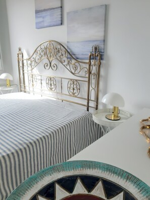 2 Schlafzimmer, Schreibtisch, Bügeleisen/Bügelbrett, Reisekinderbett