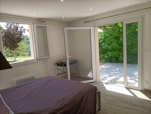 3 chambres, bureau, fer et planche Ă repasser