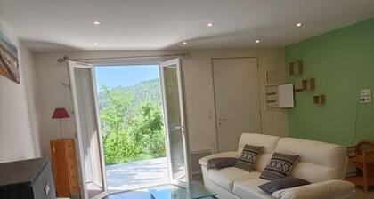 Vacances familiales ou entre amis en ArdĂšche du Sud- prĂšs de LargentiĂšre. 6 pers