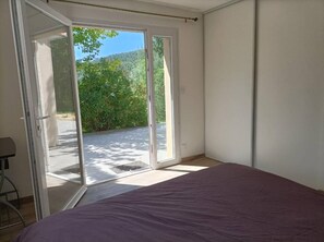 3 chambres, bureau, fer et planche Ă repasser