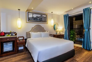 Suite junior, 1 cama King size, para no fumadores, vista a la ciudad | Ropa de cama de alta calidad y caja de seguridad en la habitación 