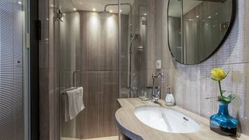 Executive-Zimmer, 2 Einzelbetten, Nichtraucher, Stadtblick | Badezimmer | Dusche, kostenlose Toilettenartikel, Haartrockner, Hausschuhe