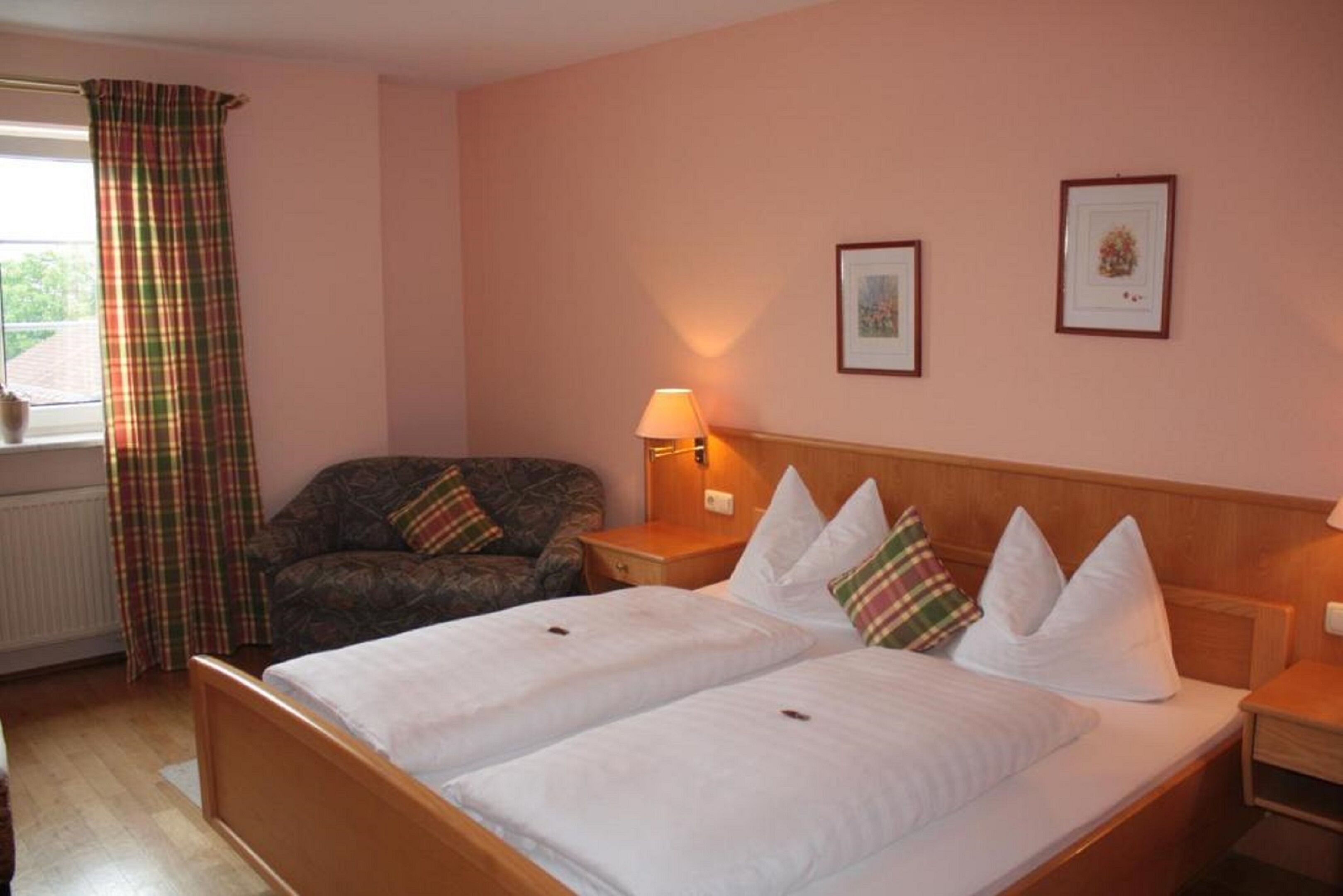 Työpöytä, ilmainen Wi-Fi, vuodevaatteet