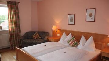 Escritorio, wifi gratis y ropa de cama