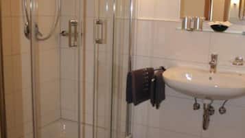 Ducha, secador de pelo, bidet, toallas
