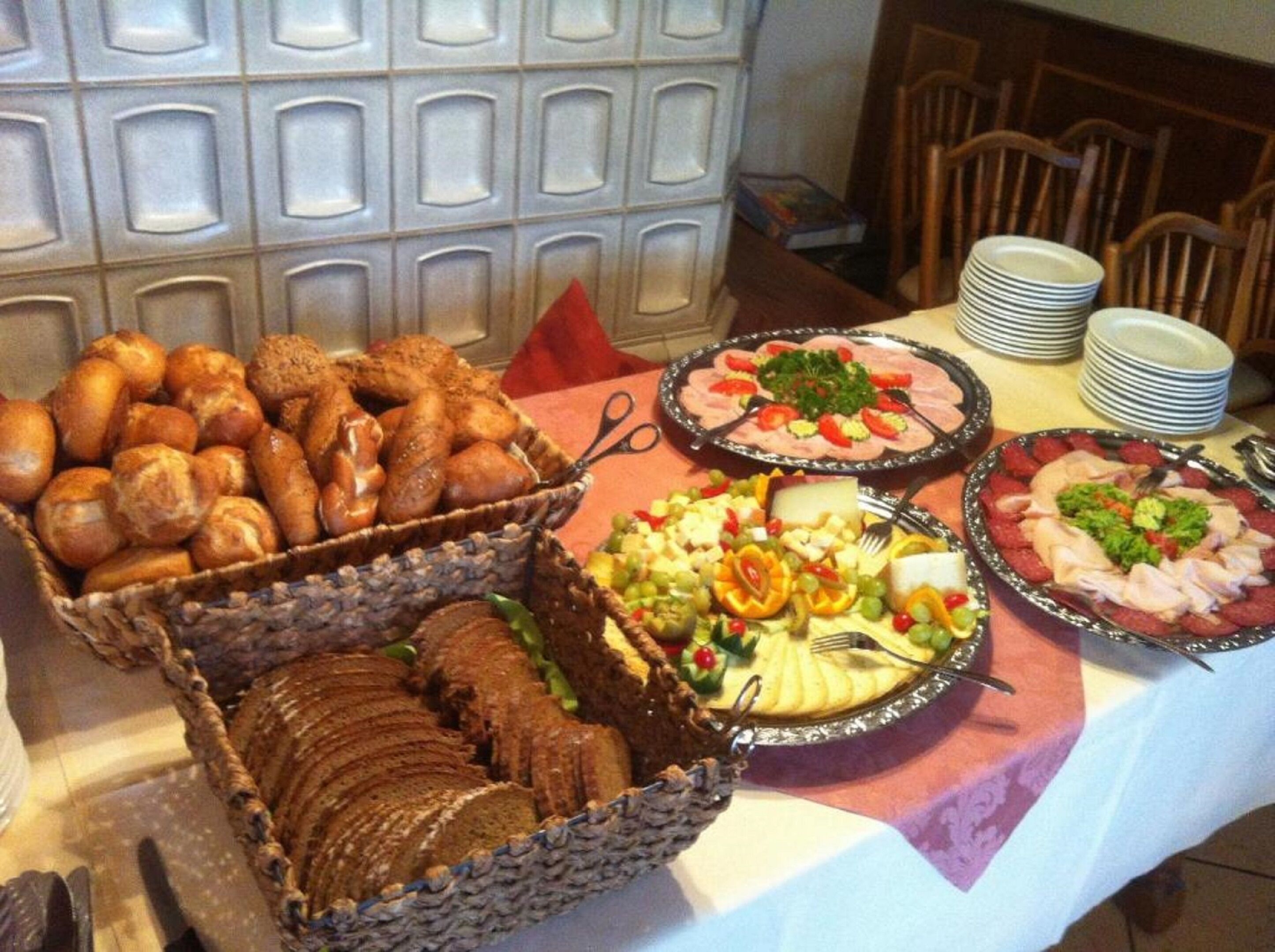 Tägliches inbegriffenes kontinentales Frühstück