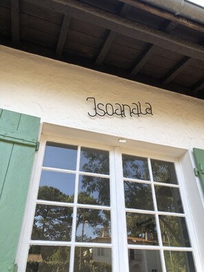 A building with a sign reading "Jsoanala" above a window. - Villa Arcachon/abatilles Piscine / Lisière Foret (Arcachon)