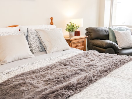 2 habitaciones, decoración personalizada y muebles diferentes
