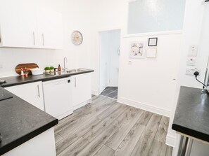 Fridge, dishwasher, electric kettle, toaster - Gerrard House Apartment (Llandudno)