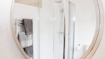 Buồng tắm vòi sen, giấy vệ sinh