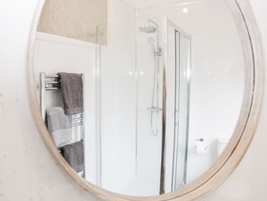 Shower, toilet paper - Gerrard House Apartment (Llandudno)