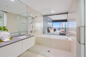 Badewanne, Haartrockner, Handtücher, Seife