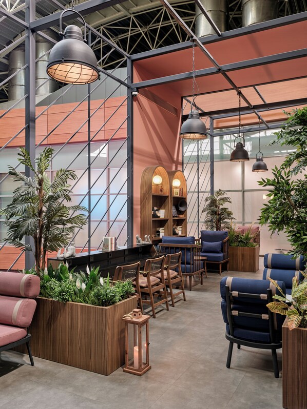 En 24-tommers smart-TV med digitale kanaler samt TV og nettbrett