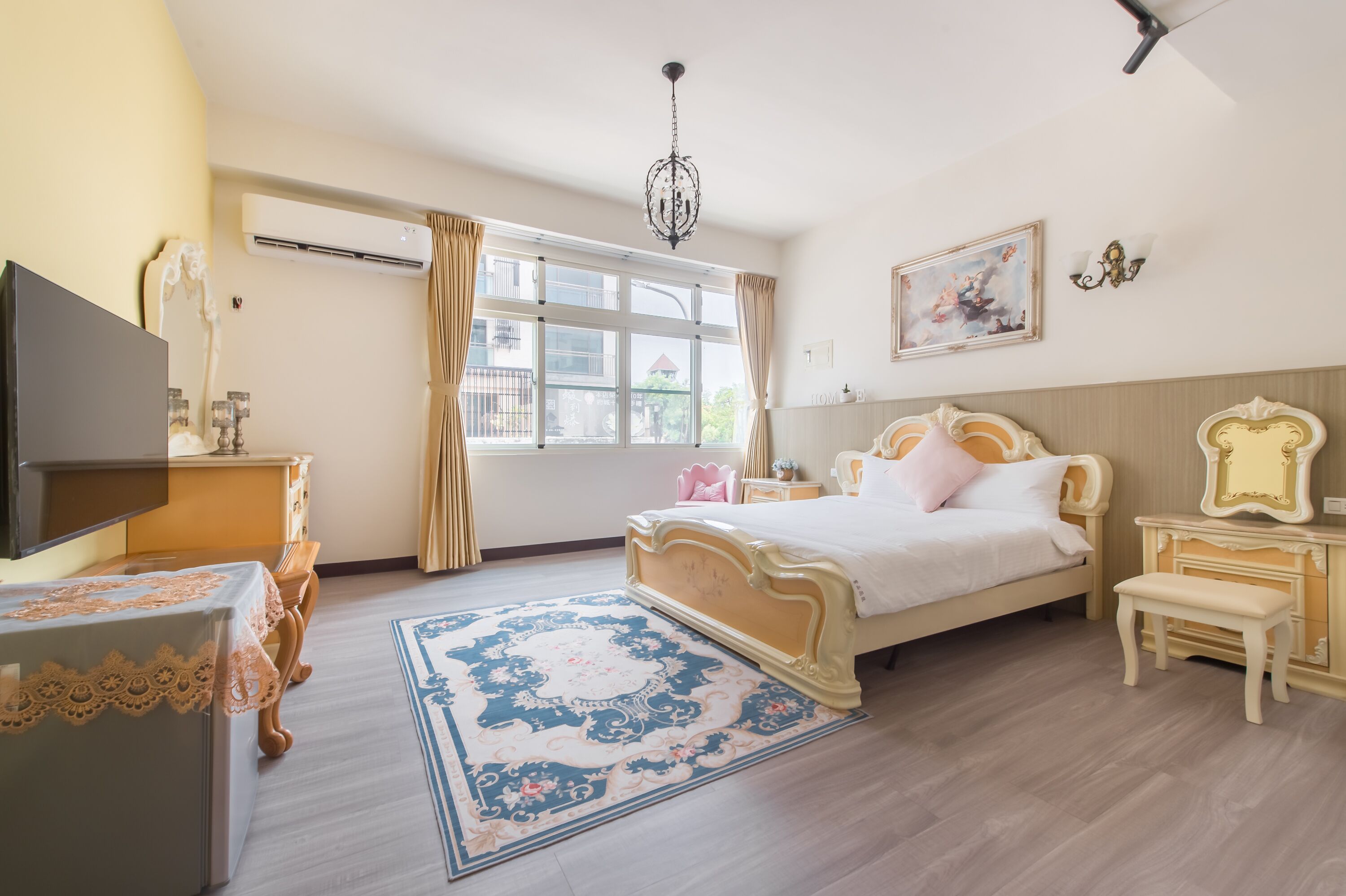 Free WiFi, bed sheets