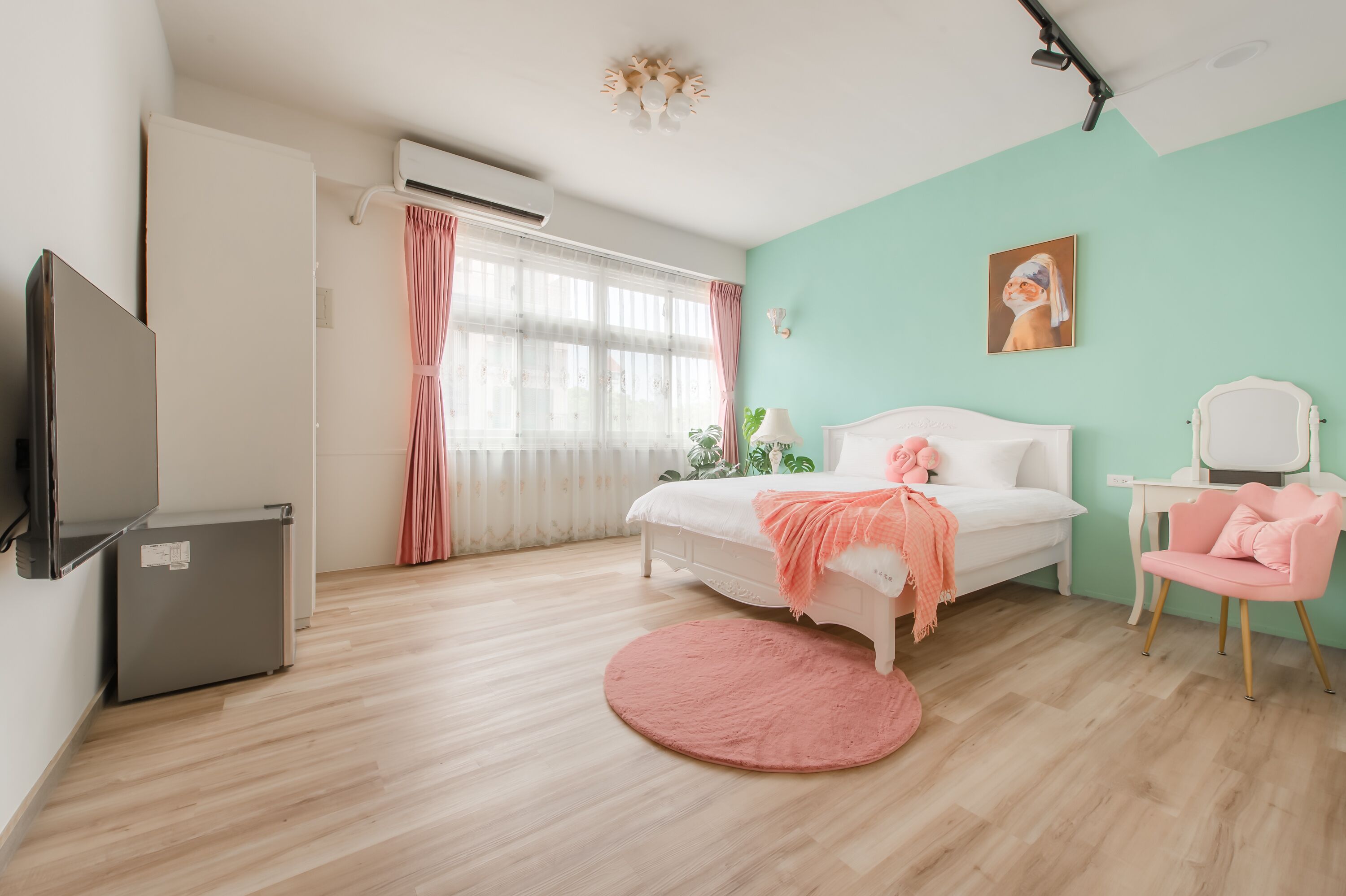 Free WiFi, bed sheets