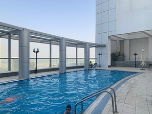 Outdoor pool - Cozy Studio in Downtown Dubai (Dubai)