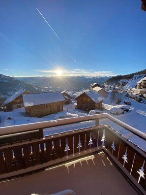 A snow-covered village with traditional wooden houses, a clear sky, and the sun shining. - Joli Duplex DE 36 m2 À Reallon Station (Réallon)