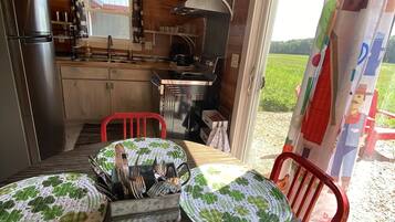 Réfrigérateur, micro-ondes, four, plaque de cuisson