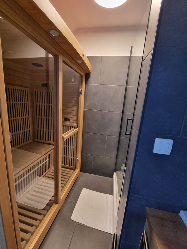 Shower, hair dryer, towels, soap - Apartments Olimje - GOBI - Discreet Apartment in nature with a private sauna (Šmarje pri Jelšah)