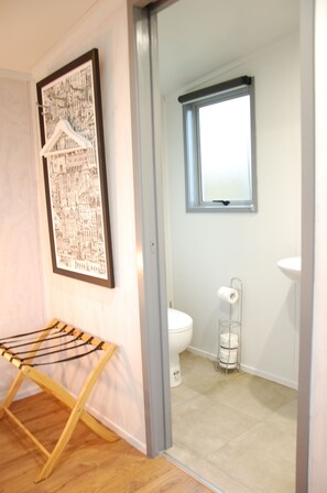 Shower, hair dryer, towels, soap - Cosy Opononi cabin with gorgeous ocean views - relaxation bliss!  (Opononi)