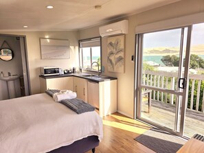 1 bedroom, free WiFi, bed sheets, wheelchair access - Cosy Opononi cabin with gorgeous ocean views - relaxation bliss!  (Opononi)