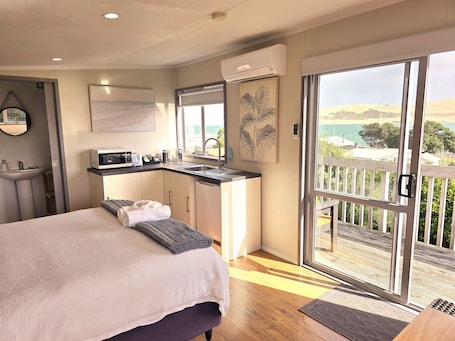 1 Schlafzimmer, kostenloses WLAN, Bettwäsche, Rollstuhlgeeignet. Cosy Opononi cabin with gorgeous ocean views - relaxation bliss!