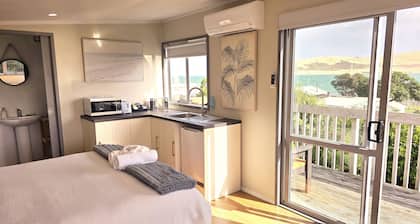 Cosy Opononi cabin with gorgeous ocean views - relaxation bliss!