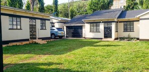 Tempat letak kenderaan sendiri percuma 