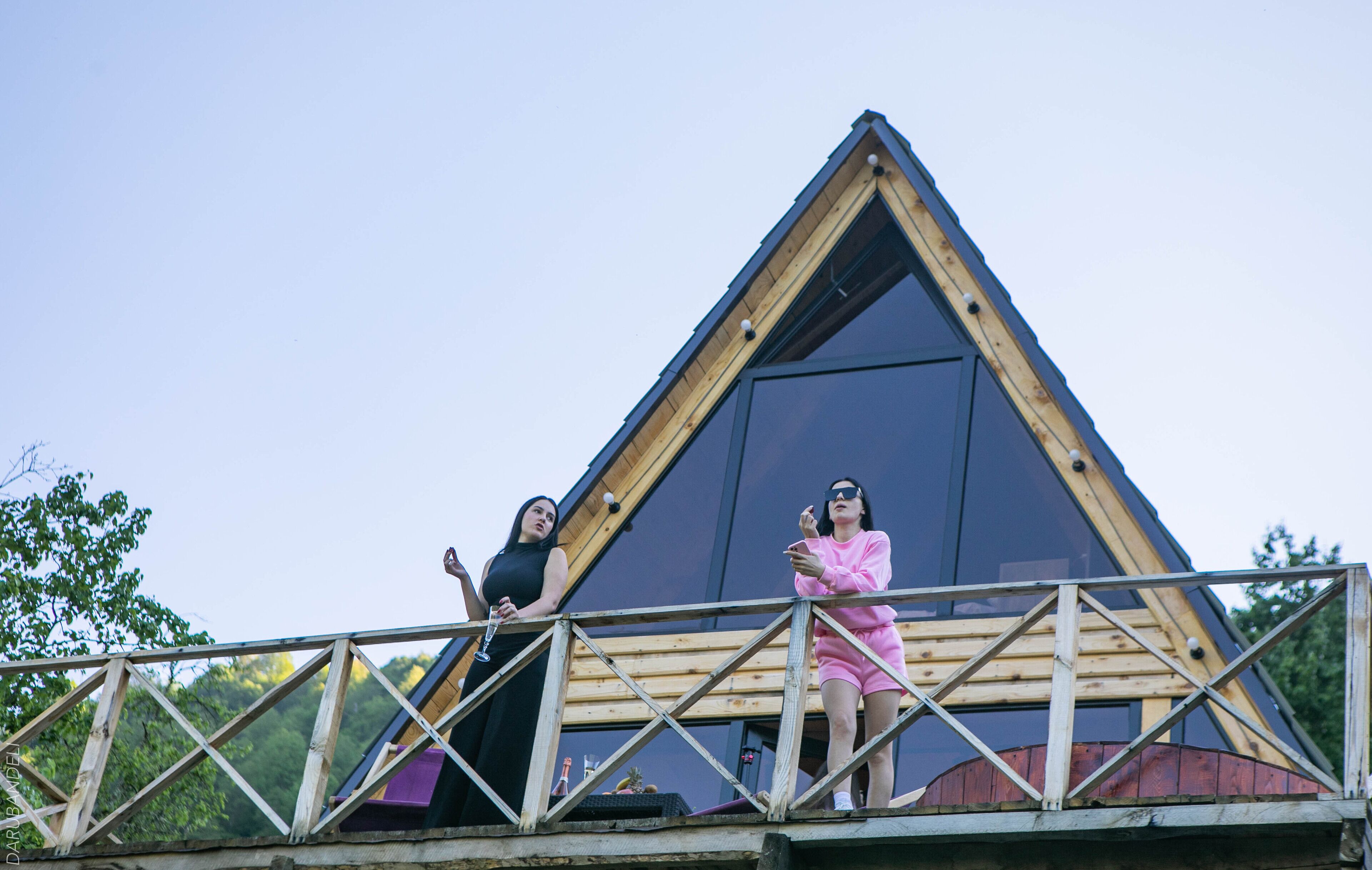 Una estructura de madera triangular con una plataforma delantera.