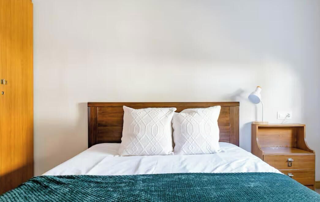 Tabla de planchar con plancha, wifi y ropa de cama 