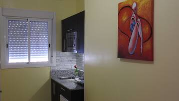 Réfrigérateur, micro-ondes, cafetiÚre/bouilloire, grille-pain