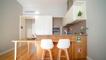 Suite Studio Ville | Cuisine privée | Grand réfrigérateur, micro-ondes, plaque de cuisson, machine à expresso