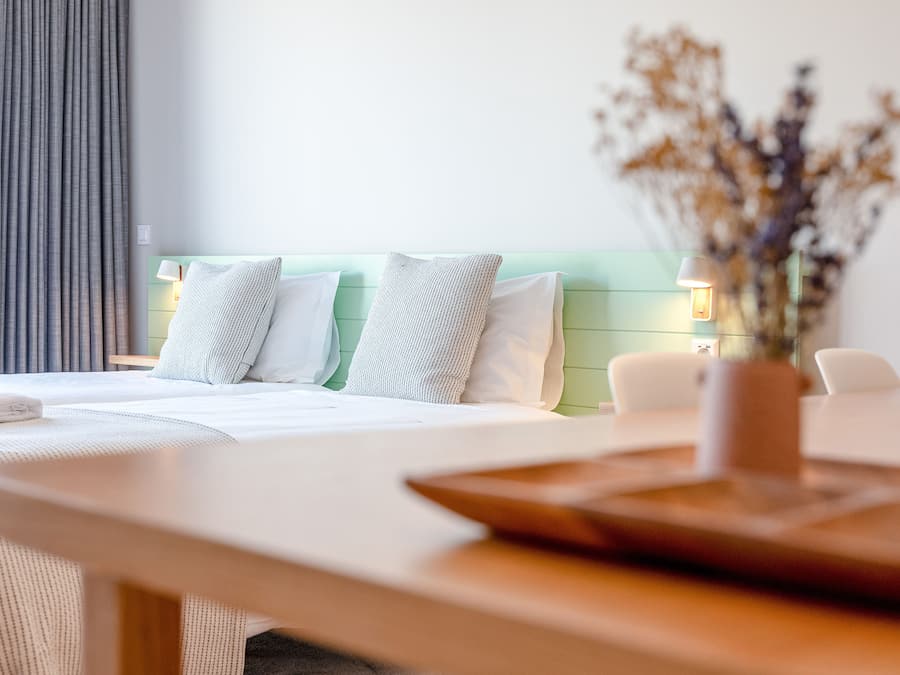 Cortinas blackout, tabla de planchar con plancha y cunas gratuitas