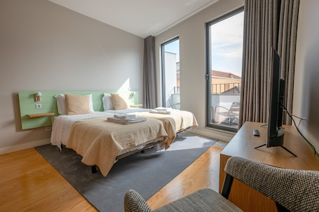 Panoramic Studio Suite | Blackout drapes, iron/ironing board, free cribs/infant beds, travel crib