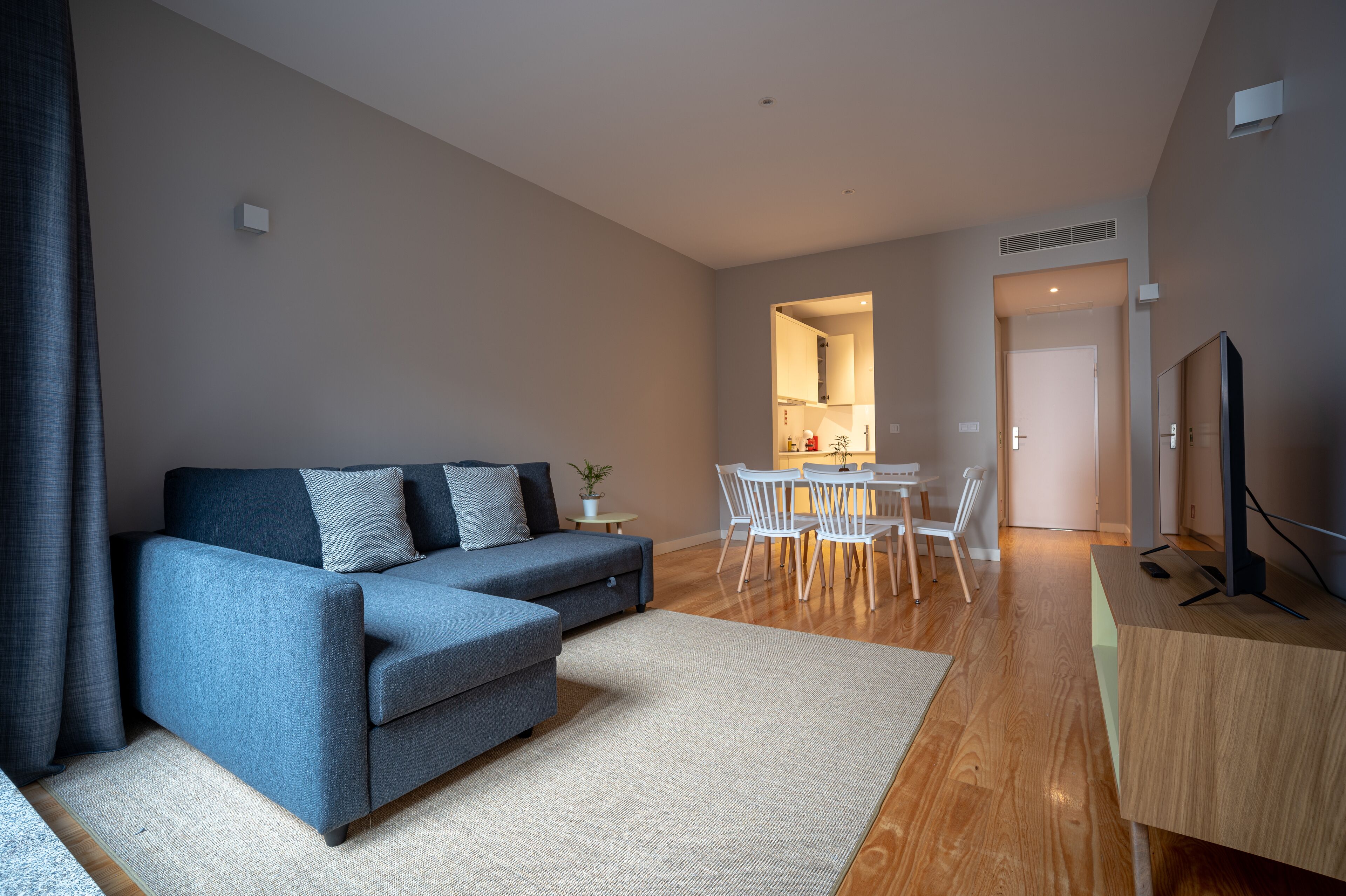 Apartamento superluxo | Área de estar | Smart TV 43 polegadas com canais a cabo, TV