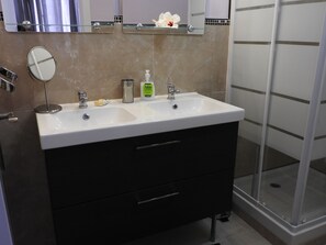 Ducha, secador de pelo y toallas