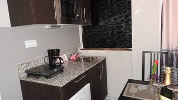 Een koelkast, een magnetron, een koffiezetapparaat/waterkoker