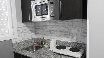 Een koelkast, een magnetron, een koffiezetapparaat/waterkoker