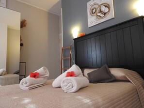 Iron/ironing board, Internet, bed sheets