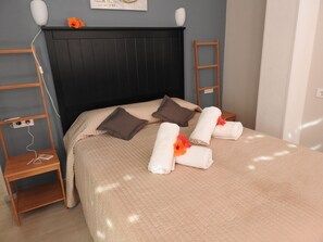 Tabla de planchar con plancha, internet y ropa de cama 