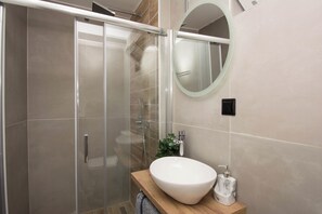 Comfort Apartment | Bathroom | Shower, towels