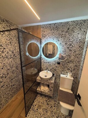 Deluxe Studio | Bathroom | Shower, towels