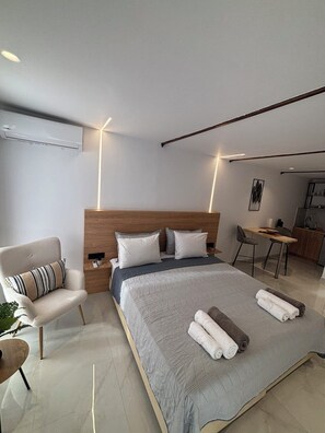 Studio Deluxe | Espace de travail pour ordinateur portable, Wi-Fi gratuit, draps fournis