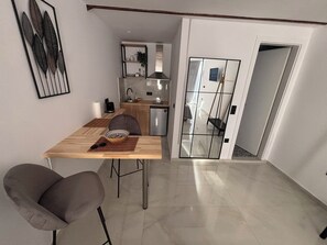 Deluxe Studio | Living area | 32-inch flat-screen TV with digital channels, TV