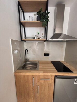 Deluxe Studio | Private kitchen | Full-sized fridge, microwave, stovetop, cookware/dishes/utensils